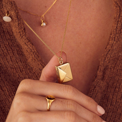 Amira Elegant Envelope Necklace